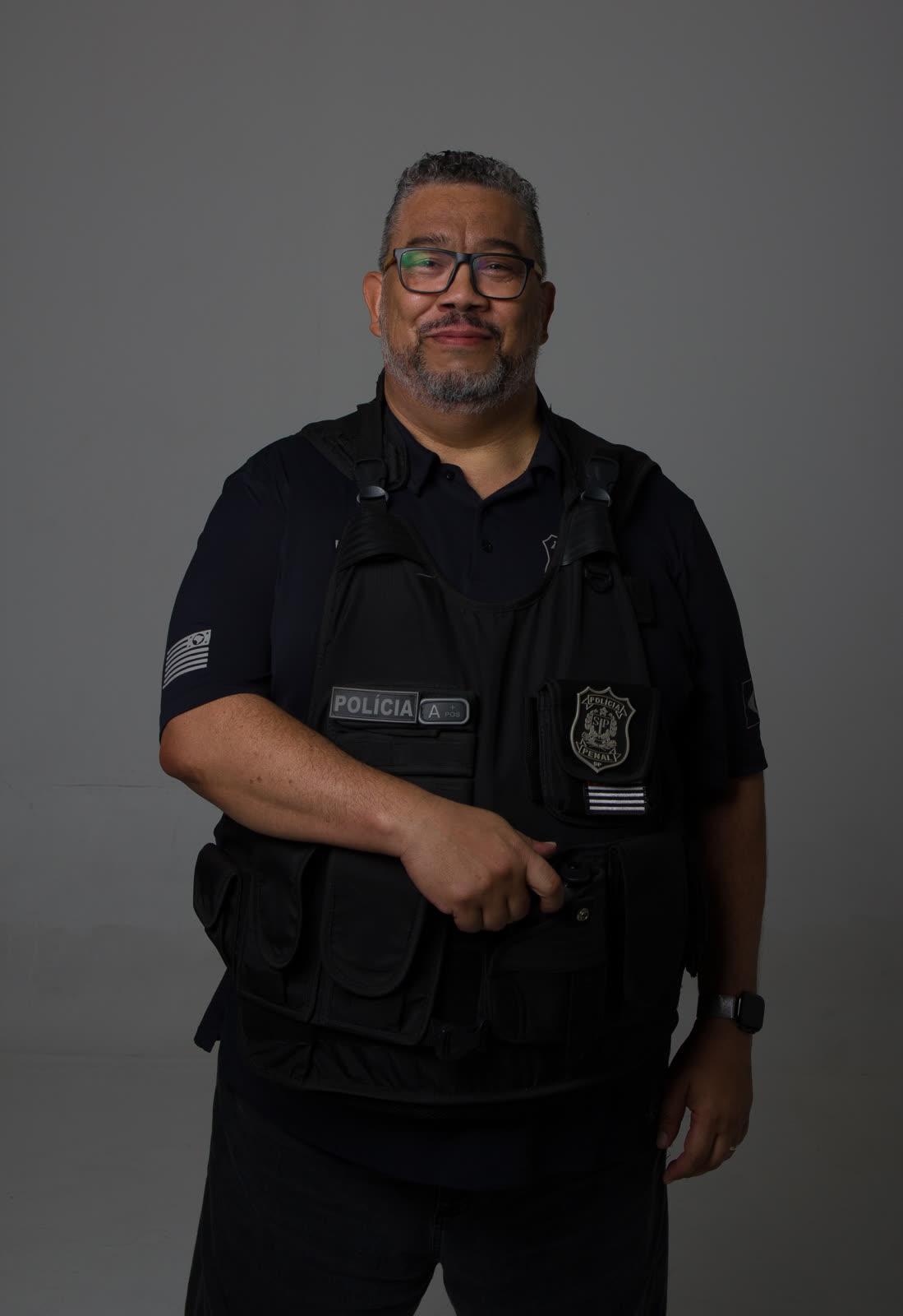 Retrato de Fábio Jabá com a farda da Polícia Penal