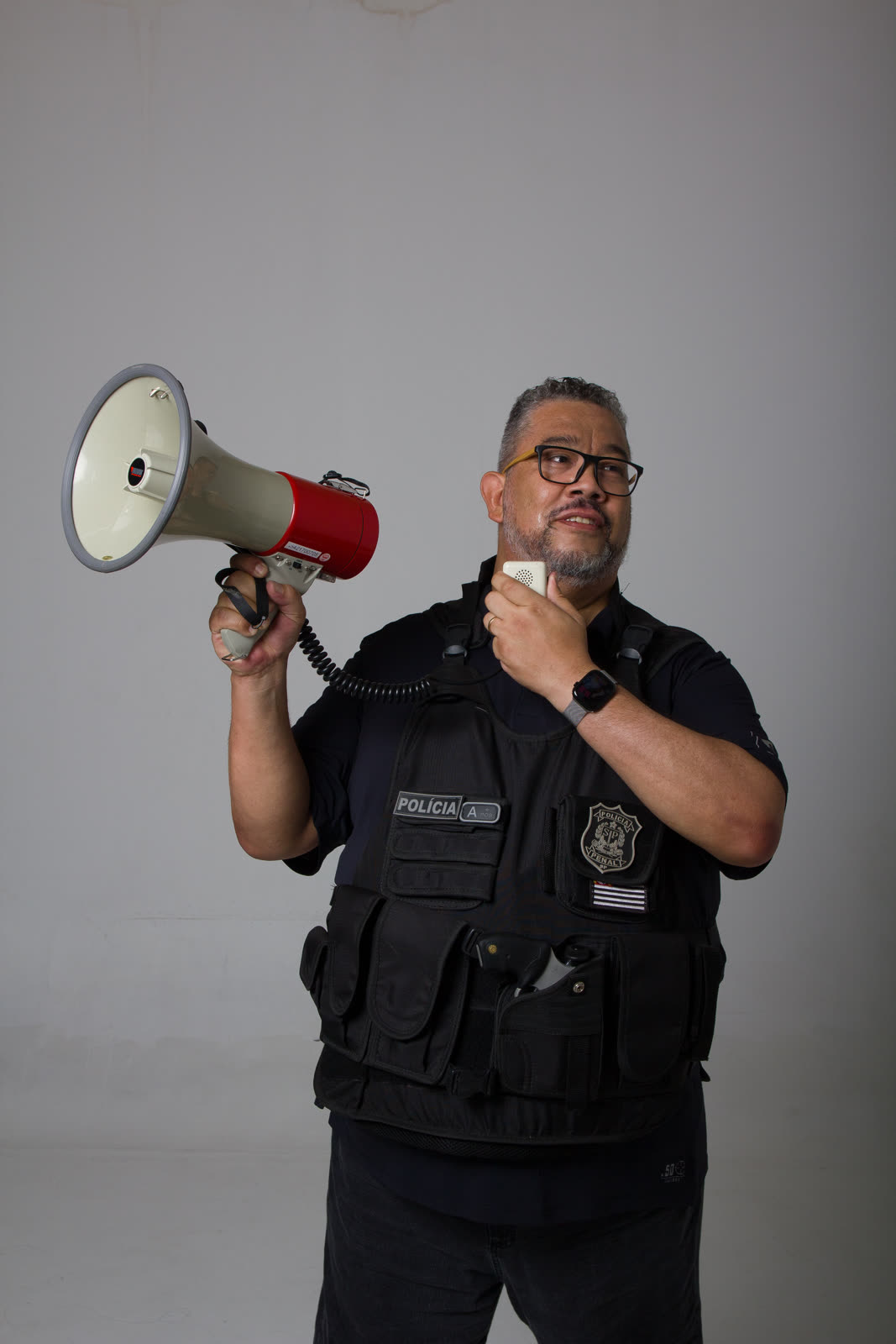 Fábio Jabá com megafone, conclamando a categoria