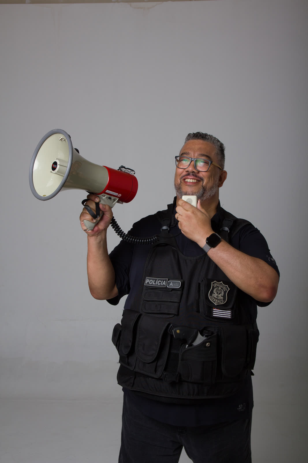 Fábio Jabá sorrindo com megafone