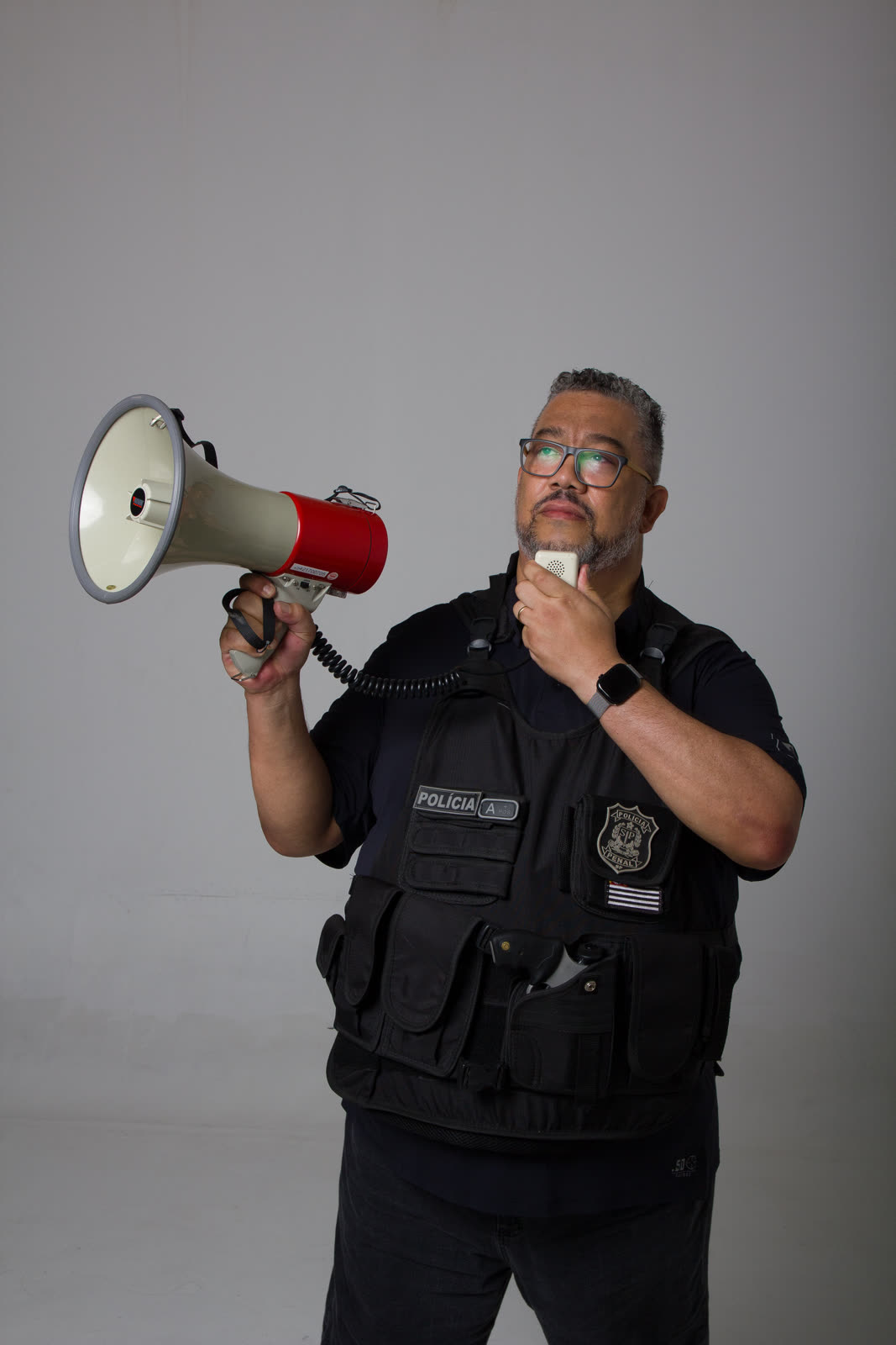 Fábio Jabá em postura de mobilização com megafone